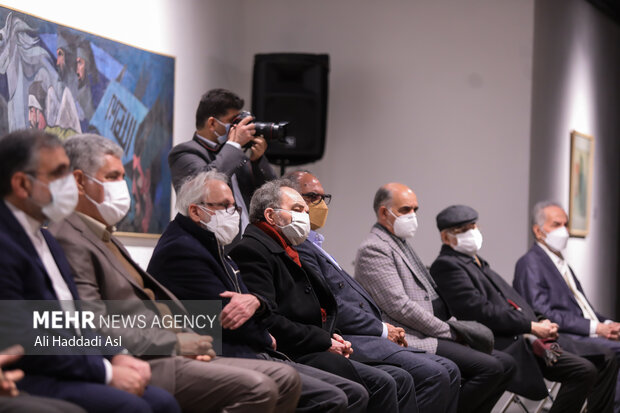هنرمندان هنرهای تجسمی ایران در دیدار با حجت الاسلام سید ابراهیم رئیسی، رئیس جمهور در موزه هنرهای معاصر تهران حضور دارند