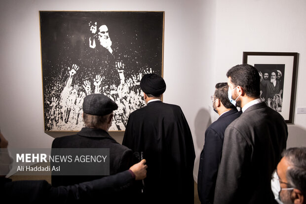 حجت الاسلام سید ابراهیم رئیسی، رئیس جمهور در حال بازدید از آثار هنرمندان حوزه تجسمی در موزه هنرهای معاصر تهران است 
