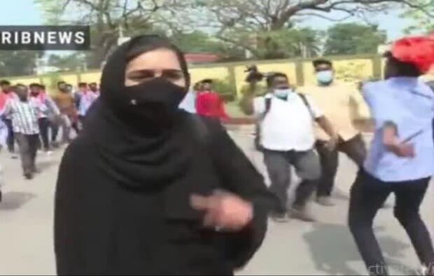 حرية التعبير المزيفة...طالبة هندية تتعرض لمضایقة بسبب ارتداء الحجاب 