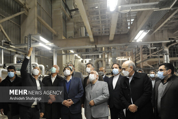 محمد مخبر معاون اول رئیس جمهور در حال بازدید از کارخانه تولید شیرخشک و کره در پیشوا است