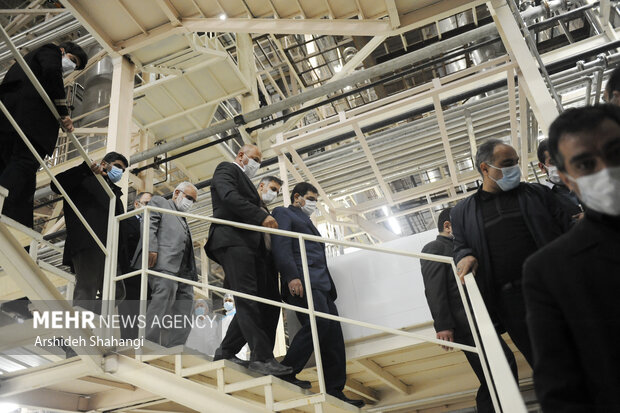 محمد مخبر معاون اول رئیس جمهور در حال بازدید از کارخانه تولید شیرخشک و کره در پیشوا است