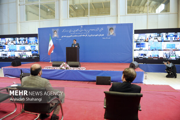 محمد مخبر معاون اول رئیس جمهور در حال سخنرانی در مراسم افتتاح کارخانه تولید شیرخشک و کره در پیشوا است