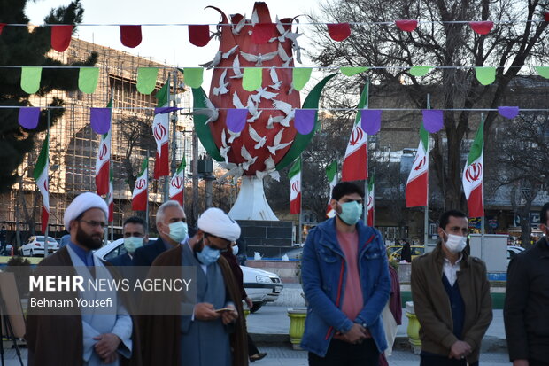 حضور جمعی از مسئولان و مدیران شهر اراک در اتوبوس انقلاب