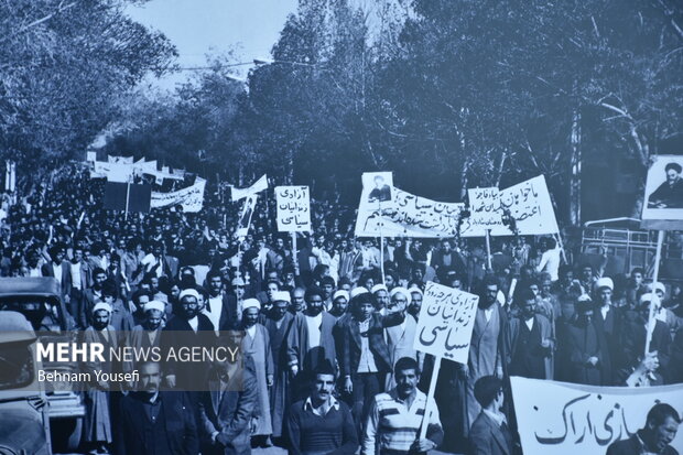 حضور جمعی از مسئولان و مدیران شهر اراک در اتوبوس انقلاب