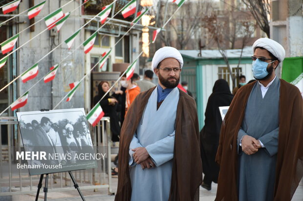 حضور جمعی از مسئولان و مدیران شهر اراک در اتوبوس انقلاب