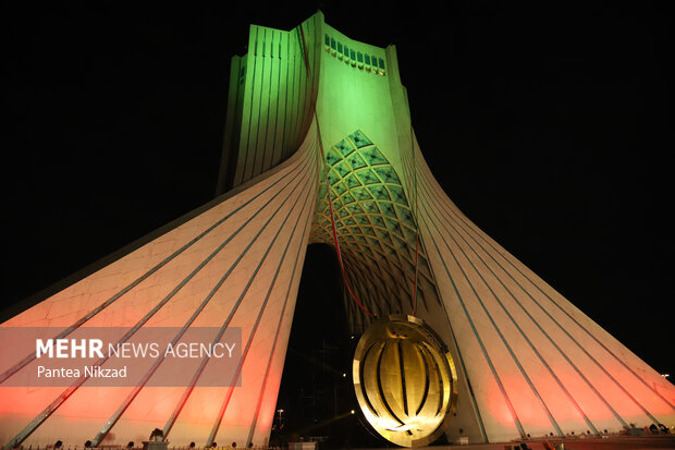 مدال نماد پرچم جمهوری اسلامی ایران در سالروز پیروزی انقلاب اسلامی به صورت نمادین به برج آزادی آویخته شده است