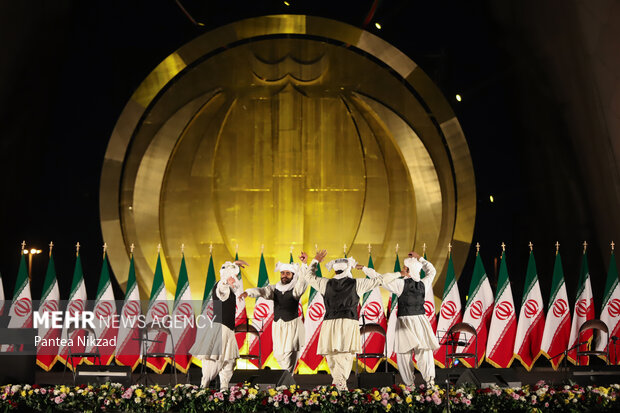 گروه هایی از اقوام ایرانی در شامگاه 21 بهمن در برج آزادی رقص محلی خود را به اجرا گذاشتند