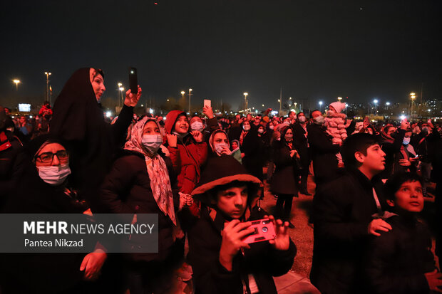 برنامه نورافشانی و نورپردازی سه بعدی در شامگاه ۲۱ بهمن ۱۴۰۰ و به مناسب سالروز پیروزی انقلاب اسلامی در محوطه برج آزادی اجرا شد