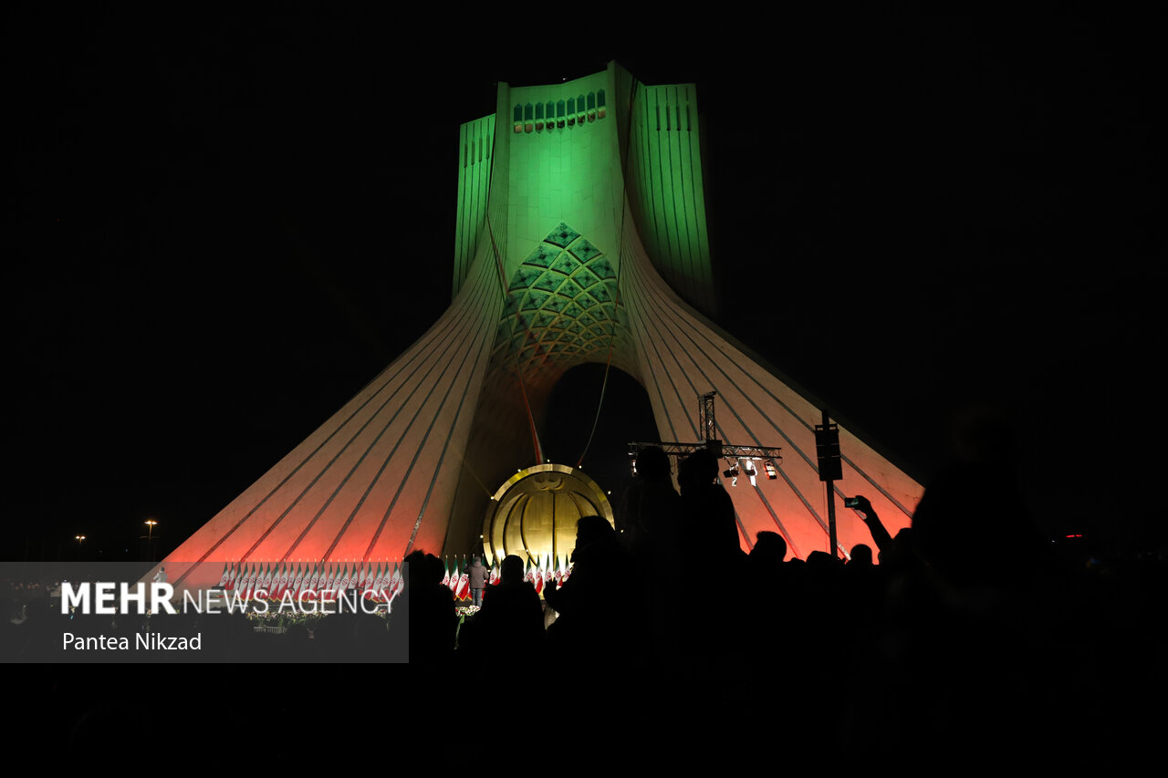 میدان آزادی تهران امشب حال و هوای یزدی به خود گرفت