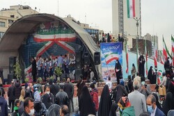 اجرای گروه‌های سرود دانش‌آموزی در مسیر راهپیمایی ۲۲ بهمن