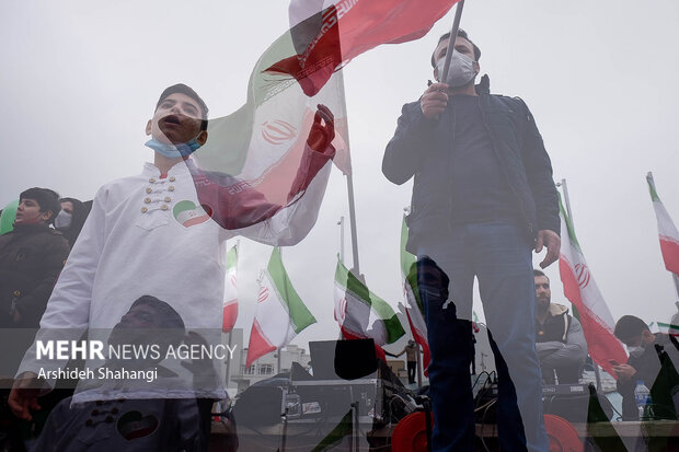 مراسم روز ۲۲ بهمن و بزرگداشت چهل و سومین سالروز پیروزی انقلاب اسلامی، صبح امروز جمعه در تهران و سراسر کشور برگزار شد. به دلیل تداوم شیوع ویروس کرونا و مصوبه ستاد ملی مبارزه با کرونا، این مراسم به صورت راهپیمایی خودرویی و موتوری در شهرهای قرمز و نارنجی برگزار شد