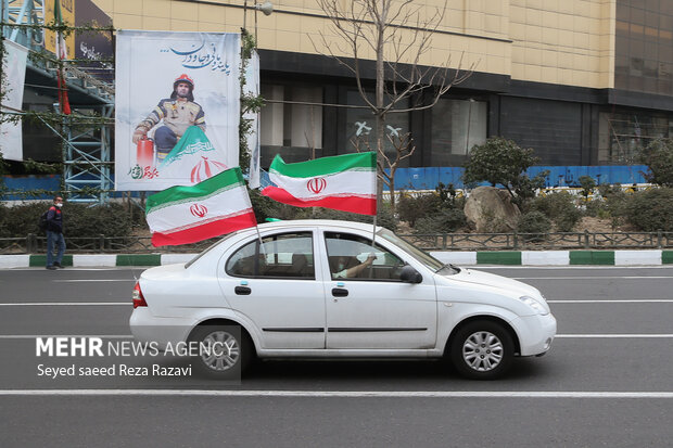 راهپیمایی یوم الله ۲۲ بهمن در تهران صبح امروز از میدان صادقیه تا میدان آزادی بصورت خودرویی برگزار شد