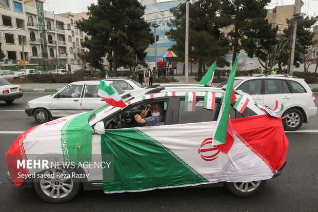 راهپیمایی یوم الله ۲۲ بهمن در تهران صبح امروز از میدان صادقیه تا میدان آزادی بصورت خودرویی برگزار شد