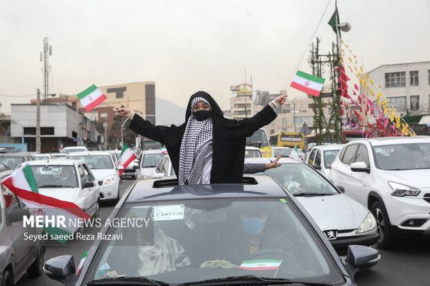 راهپیمایی یوم الله ۲۲ بهمن در تهران صبح امروز از میدان صادقیه تا میدان آزادی بصورت خودرویی برگزار شد