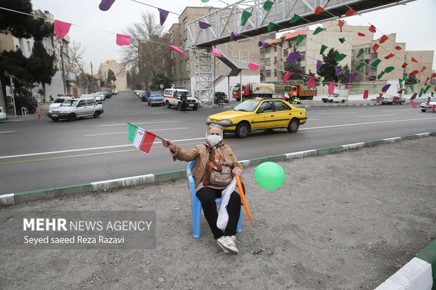 راهپیمایی یوم الله ۲۲ بهمن در تهران صبح امروز از میدان صادقیه تا میدان آزادی بصورت خودرویی برگزار شد