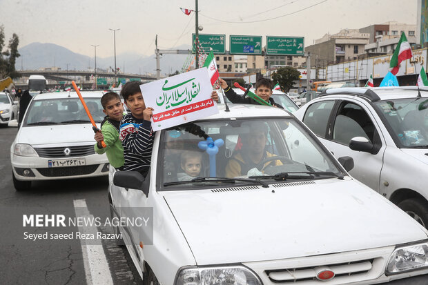 راهپیمایی یوم الله ۲۲ بهمن در تهران صبح امروز از میدان صادقیه تا میدان آزادی بصورت خودرویی برگزار شد