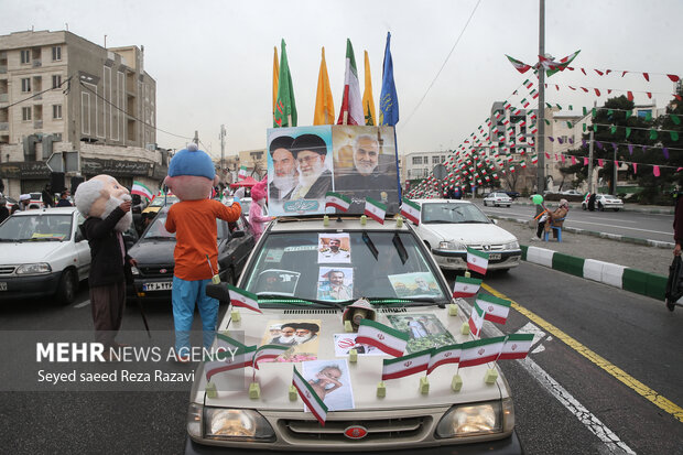 راهپیمایی یوم الله ۲۲ بهمن در تهران صبح امروز از میدان صادقیه تا میدان آزادی بصورت خودرویی برگزار شد