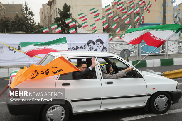 راهپیمایی یوم الله ۲۲ بهمن در تهران صبح امروز از میدان صادقیه تا میدان آزادی بصورت خودرویی برگزار شد