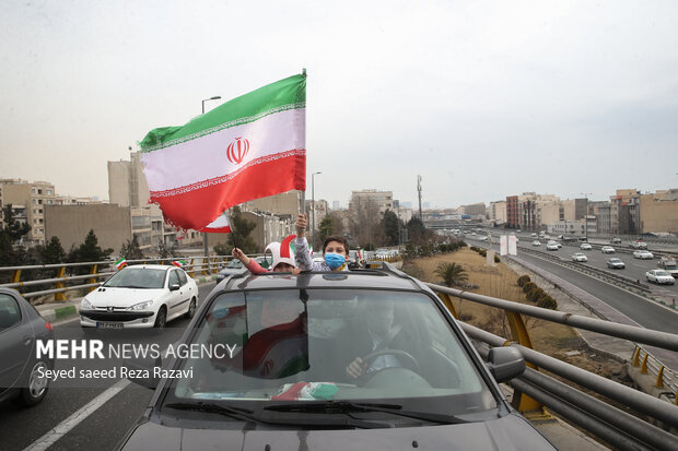 راهپیمایی یوم الله ۲۲ بهمن در تهران صبح امروز از میدان صادقیه تا میدان آزادی بصورت خودرویی برگزار شد