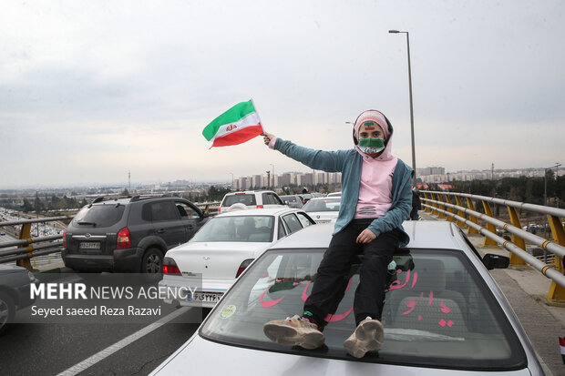 راهپیمایی یوم الله ۲۲ بهمن در تهران صبح امروز از میدان صادقیه تا میدان آزادی بصورت خودرویی برگزار شد