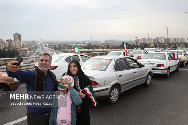 راهپیمایی یوم الله ۲۲ بهمن در تهران صبح امروز از میدان صادقیه تا میدان آزادی بصورت خودرویی برگزار شد