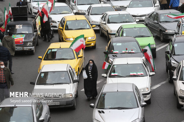 راهپیمایی یوم الله ۲۲ بهمن در تهران صبح امروز از میدان صادقیه تا میدان آزادی بصورت خودرویی برگزار شد