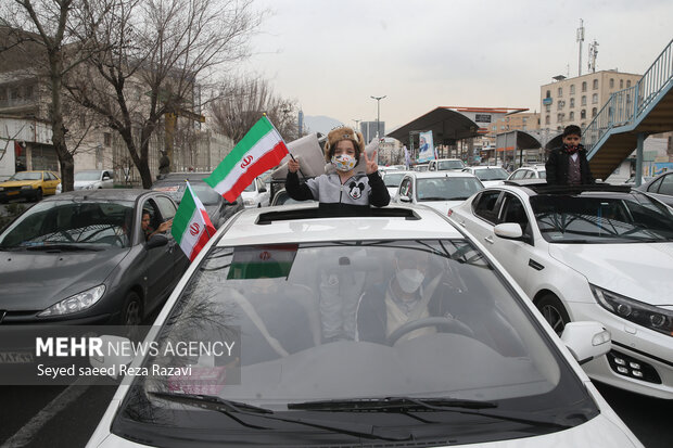 راهپیمایی یوم الله ۲۲ بهمن در تهران صبح امروز از میدان صادقیه تا میدان آزادی بصورت خودرویی برگزار شد