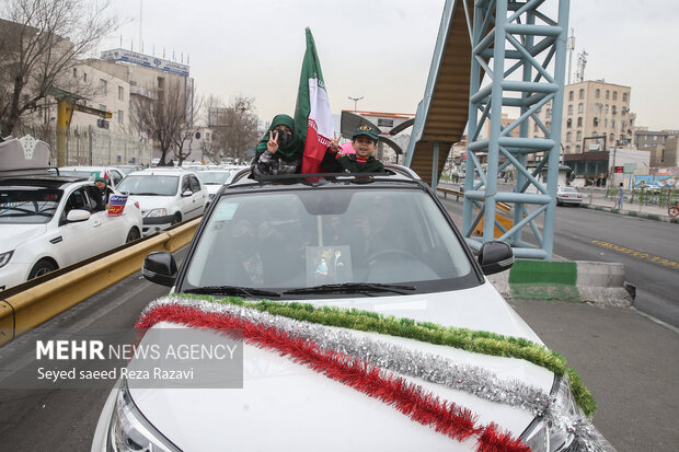 راهپیمایی یوم الله ۲۲ بهمن در تهران صبح امروز از میدان صادقیه تا میدان آزادی بصورت خودرویی برگزار شد