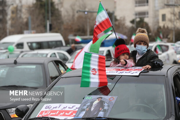 راهپیمایی یوم الله ۲۲ بهمن در تهران صبح امروز از میدان صادقیه تا میدان آزادی بصورت خودرویی برگزار شد