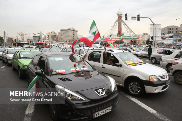 راهپیمایی یوم الله ۲۲ بهمن در تهران صبح امروز از میدان صادقیه تا میدان آزادی بصورت خودرویی برگزار شد