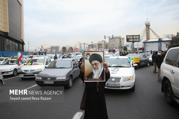 راهپیمایی یوم الله ۲۲ بهمن در تهران صبح امروز از میدان صادقیه تا میدان آزادی بصورت خودرویی برگزار شد