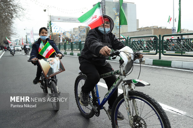 مراسم راهپیمایی چهل و سومین سالروز پیروزی انقلاب اسلامی در تهران به‌صورت خودرویی و موتوری برگزار شد