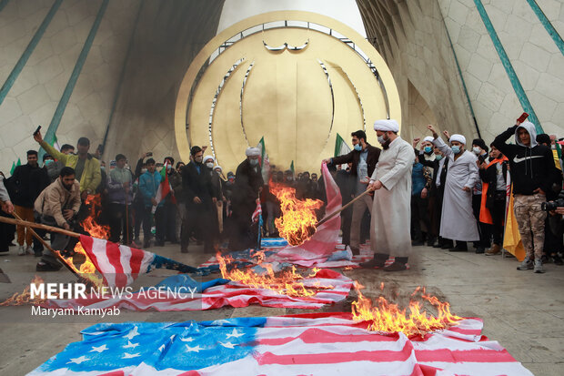 پرچم آمریکا در مراسم راهپیمایی یوم الله ۲۲ بهمن در تهران به آتش کشیده شد