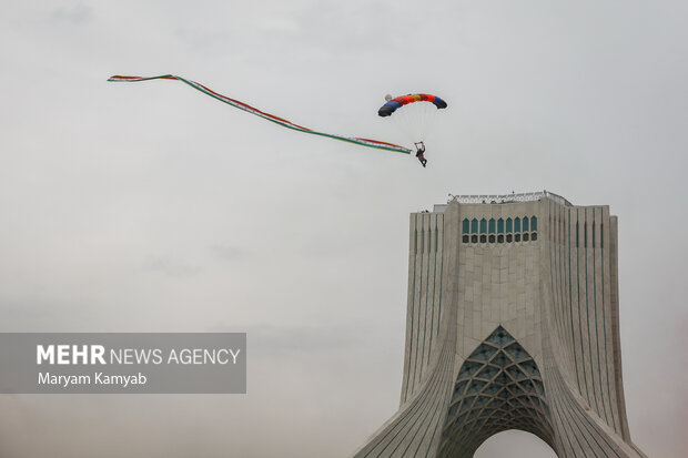 چتربازان در مراسم راهپیمایی یوم الله ۲۲ بهمن در تهران در کنار میدان آزادی فرود آمدند