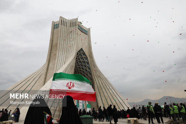 مراسم راهپیمایی چهل و سومین سالروز پیروزی انقلاب اسلامی در تهران به‌صورت خودرویی و موتوری برگزار شد