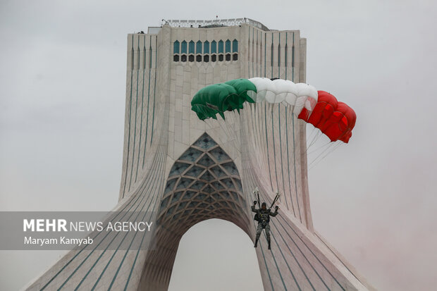 چتربازان در مراسم راهپیمایی یوم الله ۲۲ بهمن در تهران در کنار میدان آزادی فرود آمدند