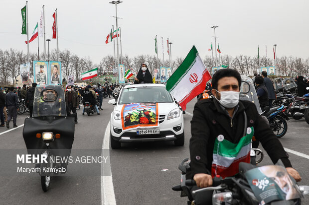 مراسم راهپیمایی چهل و سومین سالروز پیروزی انقلاب اسلامی در تهران به‌صورت خودرویی و موتوری برگزار شد