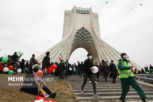 مراسم راهپیمایی چهل و سومین سالروز پیروزی انقلاب اسلامی در تهران به‌صورت خودرویی و موتوری برگزار شد