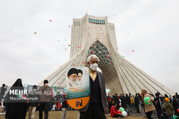 گروه های مختلف مردم در مراسم راهپیمایی چهل و سومین سالروز پیروزی انقلاب اسلامی در تهران حضور دارند