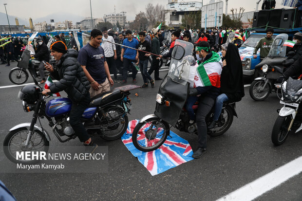 مراسم راهپیمایی چهل و سومین سالروز پیروزی انقلاب اسلامی در تهران به‌صورت خودرویی و موتوری برگزار شد