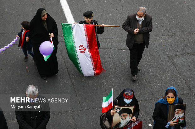 گروه های مختلف مردم در مراسم راهپیمایی چهل و سومین سالروز پیروزی انقلاب اسلامی در تهران حضور دارند