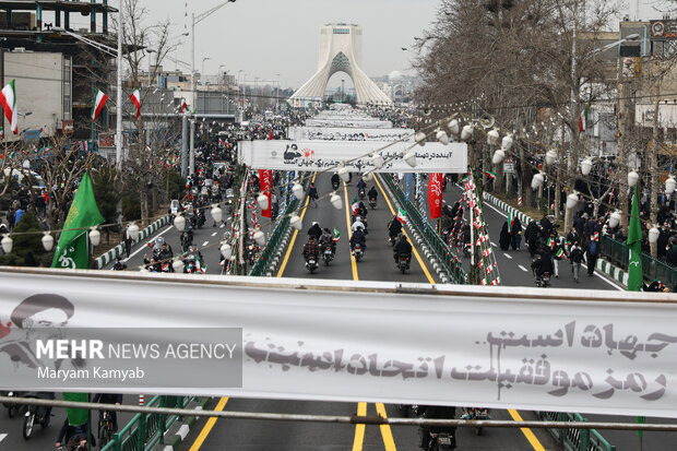 مراسم راهپیمایی چهل و سومین سالروز پیروزی انقلاب اسلامی در تهران به‌صورت خودرویی و موتوری برگزار شد