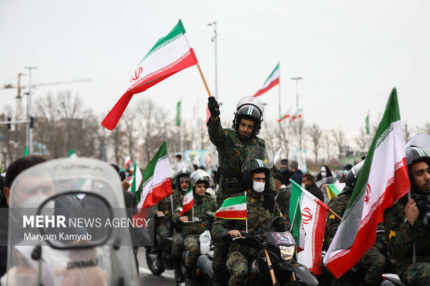 مراسم راهپیمایی چهل و سومین سالروز پیروزی انقلاب اسلامی در تهران به‌صورت خودرویی و موتوری برگزار شد