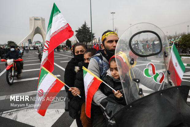 مراسم راهپیمایی چهل و سومین سالروز پیروزی انقلاب اسلامی در تهران به‌صورت خودرویی و موتوری برگزار شد