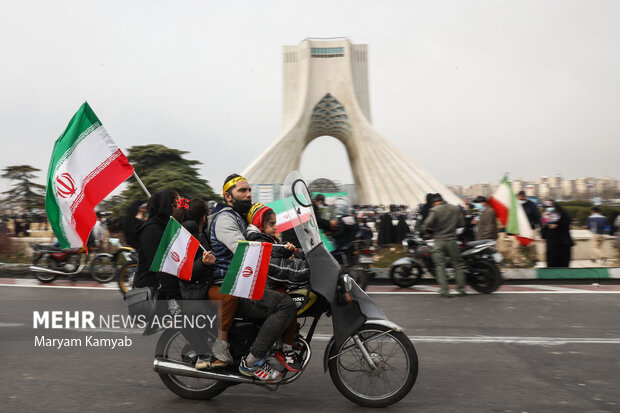 مراسم راهپیمایی چهل و سومین سالروز پیروزی انقلاب اسلامی در تهران به‌صورت خودرویی و موتوری برگزار شد