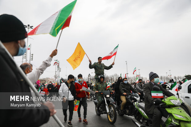 مراسم راهپیمایی چهل و سومین سالروز پیروزی انقلاب اسلامی در تهران به‌صورت خودرویی و موتوری برگزار شد