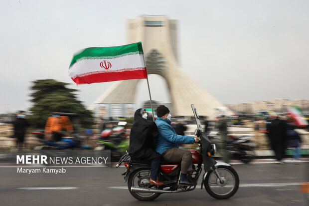 مراسم راهپیمایی چهل و سومین سالروز پیروزی انقلاب اسلامی در تهران به‌صورت خودرویی و موتوری برگزار شد