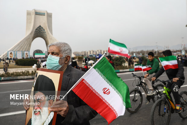 مراسم راهپیمایی چهل و سومین سالروز پیروزی انقلاب اسلامی در تهران به‌صورت خودرویی و موتوری برگزار شد