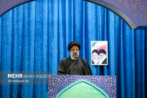حجت الاسلام سید ابراهیم رئیسی در حال سخنرانی در نماز جمعه تهران  است 