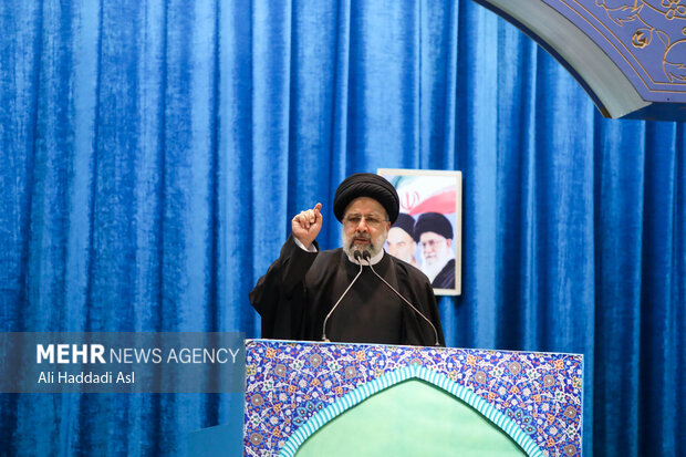 حجت الاسلام سید ابراهیم رئیسی در حال سخنرانی در نماز جمعه تهران  است 